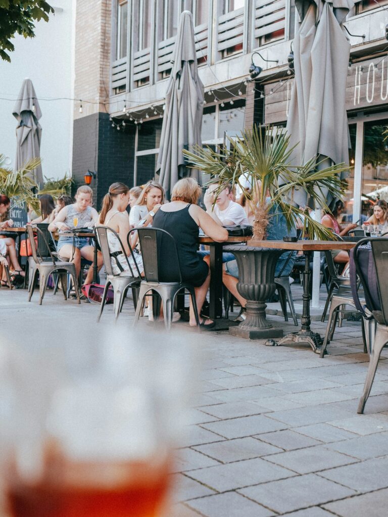 Welche Tische zusammenpassen, bestimmen Sie: kombinierbare Tische in Gruppen festlegen