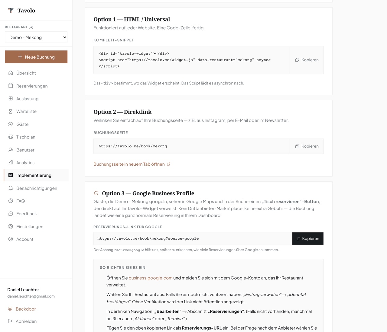 Das Tavolo-Dashboard im Bereich Implementierung, Reiter Buchungs-Widget, mit Option 3 Google Business Profile: dem Reservierungslink für Google, der auf ?source=google endet, samt Kopieren-Button und einer kurzen Anleitung zum Einrichten.