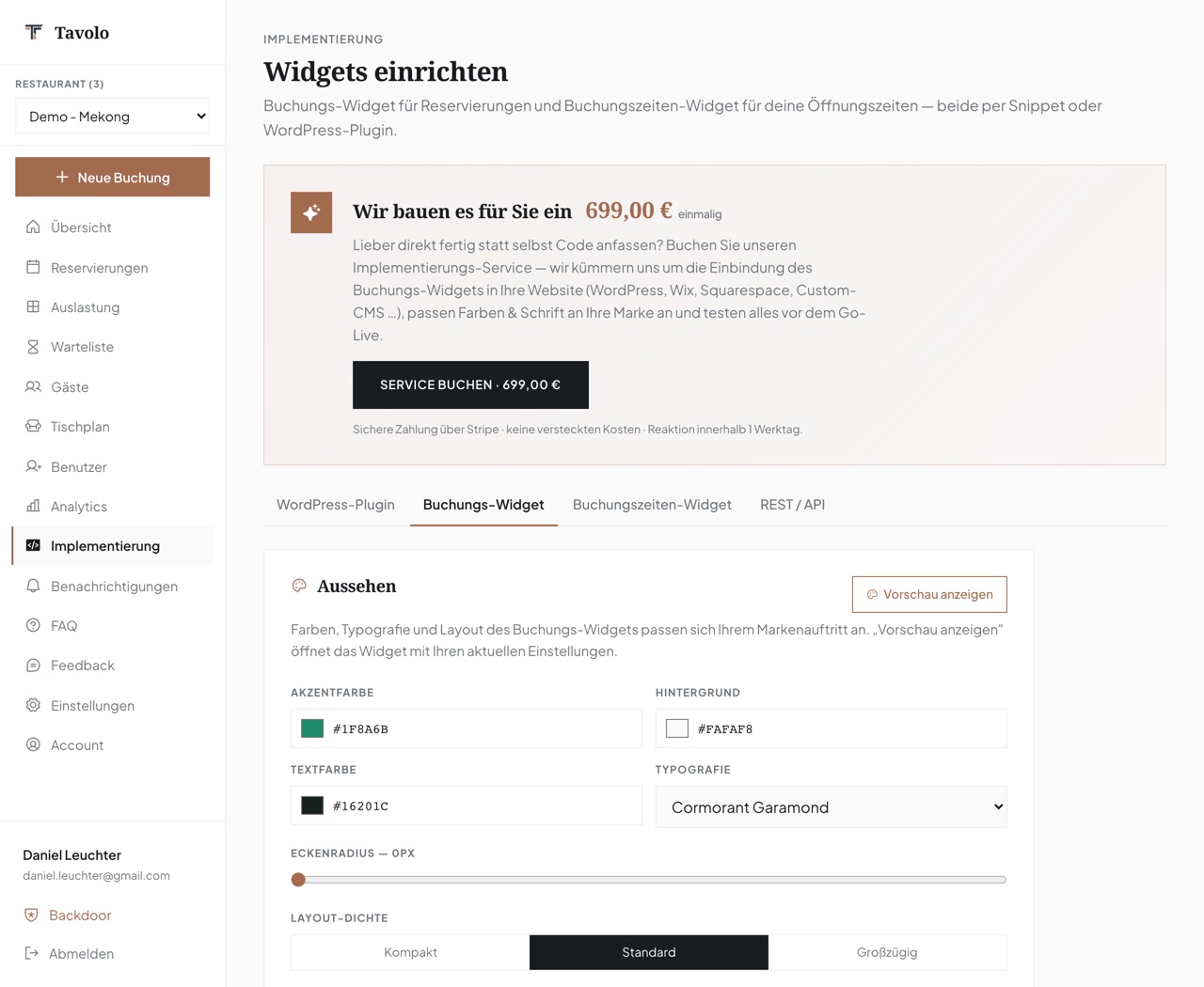 Das Tavolo-Dashboard im Bereich Implementierung, Reiter Buchungs-Widget, Abschnitt Aussehen mit Akzentfarbe, Hintergrund, Textfarbe, Typografie, Eckenradius, Layout-Dichte und den Schaltern für Restaurant-Name, Logo, Website-Link und „Powered by Tavolo" ausblenden.