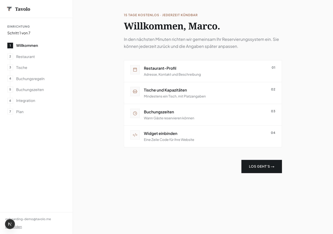 Der Start des Einrichtungs-Assistenten mit der Begrüßung „Willkommen, Marco.", der 7-Schritte-Leiste links und der Übersicht der vier Kernschritte, darunter der Button „Los geht's".