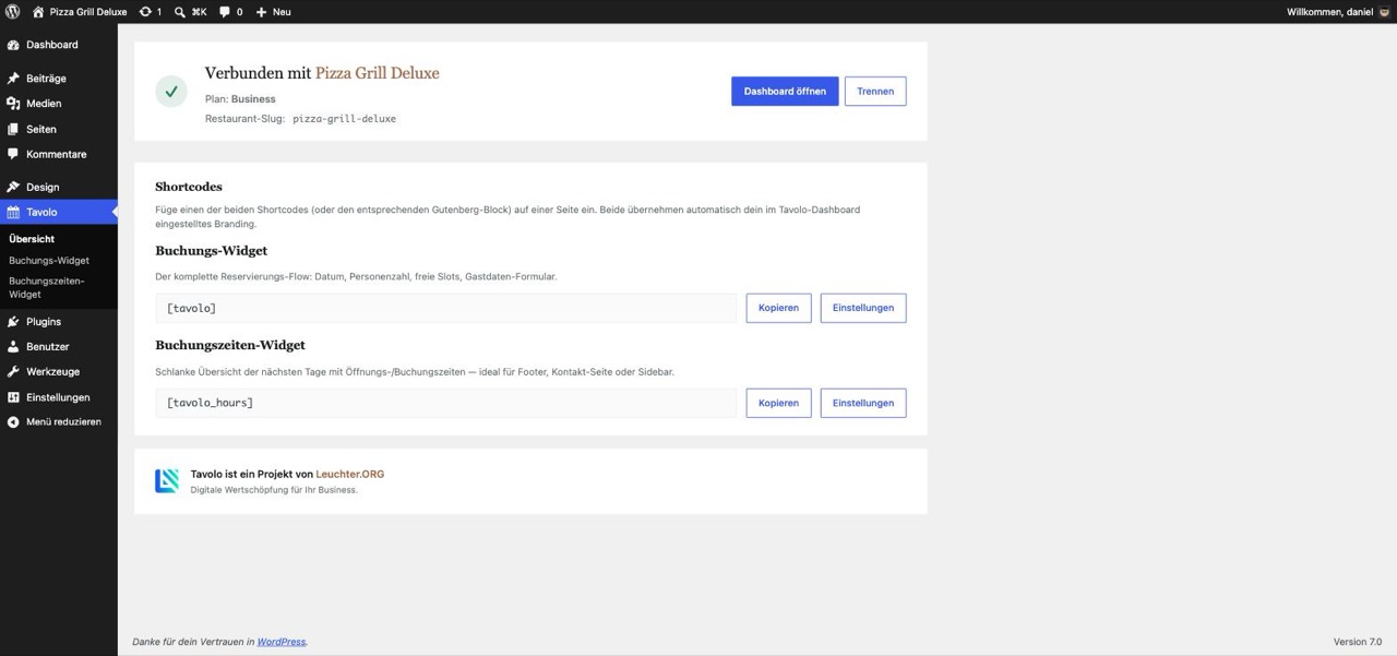 WordPress-Adminbereich, Menü „Tavolo" mit der Übersicht: „Verbunden mit Pizza Grill Deluxe", Plan Business, Restaurant-Slug pizza-grill-deluxe. Darunter die beiden Shortcodes [tavolo] (Buchungs-Widget) und [tavolo_hours] (Buchungszeiten-Widget), je mit Kopieren-Button.