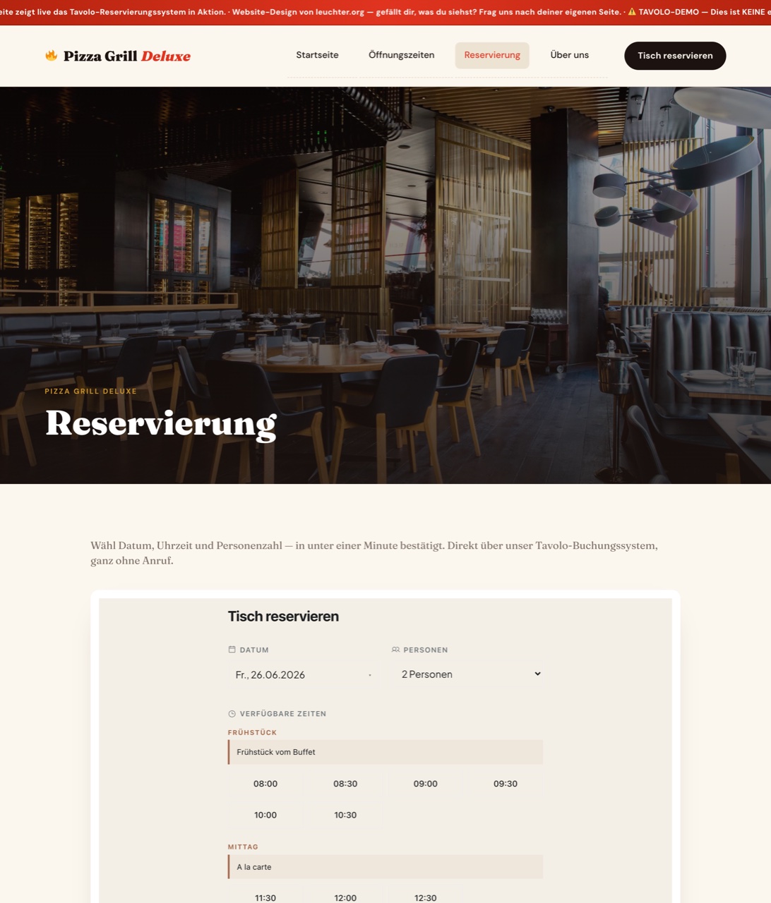 Die fertige öffentliche Reservierungsseite der WordPress-Website mit dem eingebetteten Tavolo-Widget: Datum Fr. 26.06.2026, 2 Personen, verfügbare Zeiten für Frühstück und Mittag als anklickbare Slots.